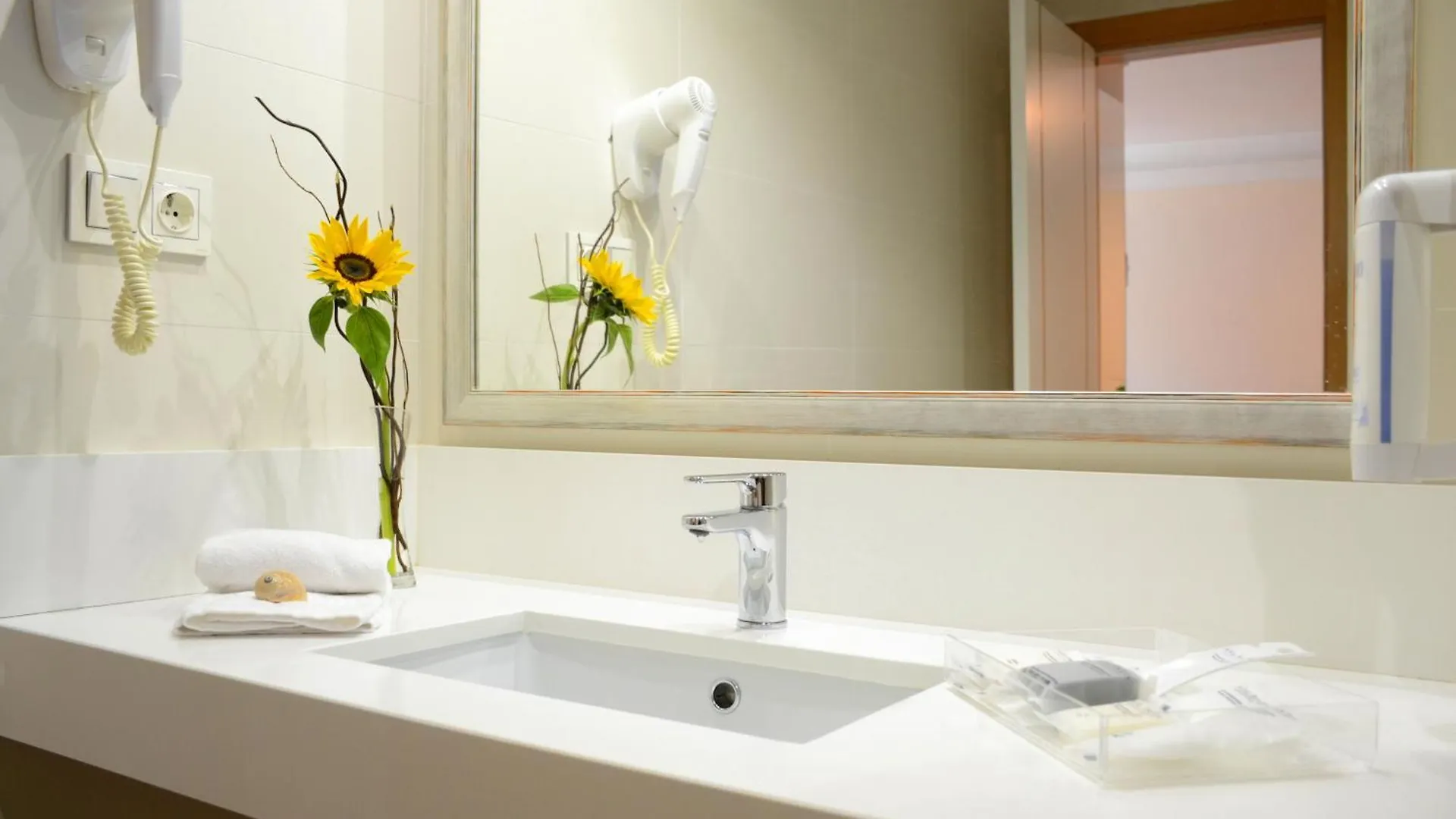 Thee Ibiza Suites - Ushuaia Beach Platja d'en Bossa 0*,